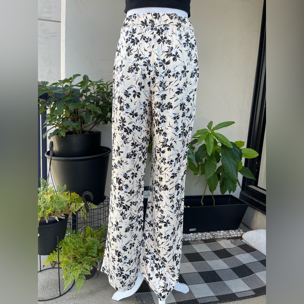 ☘️ZARA WIDE LEG SATIN PANTS IN BEIGE COLOR WITH FLOWER PRINT, M